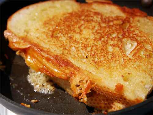 Grilled Cheese Sandwich mit Zwiebeln