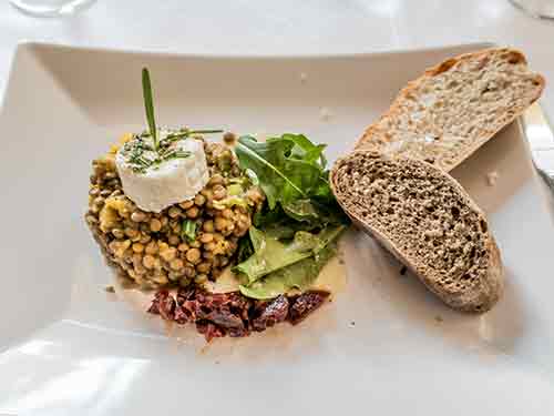 Gratinierter Ziegenkäse auf Linsensalat